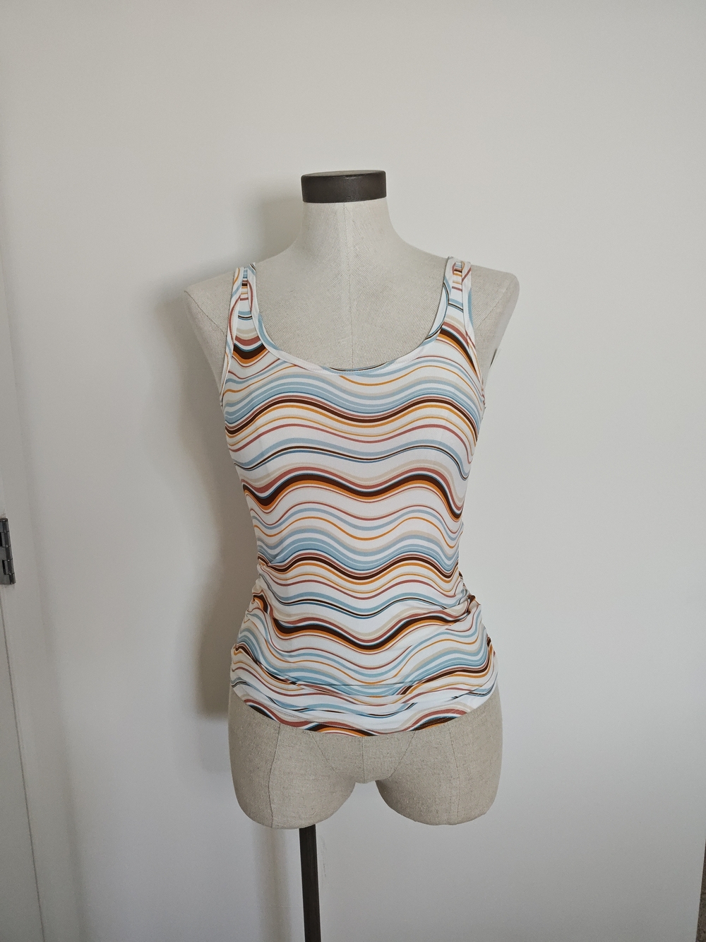 Scoop Neck Wave-Print Tank in White, Blue & Brown